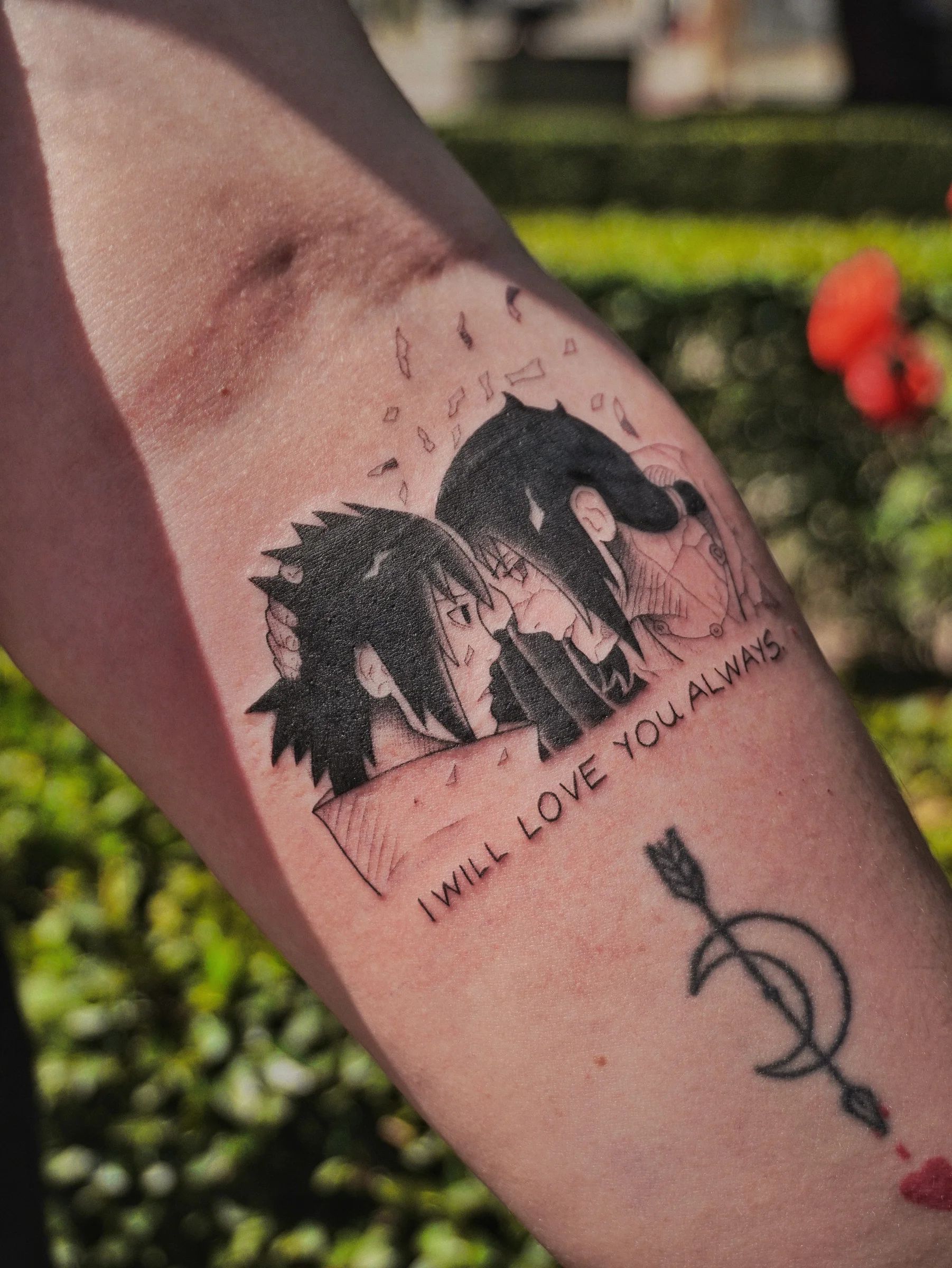 Itachi y Sasuke con la frase «I will love you always», en el antebrazo