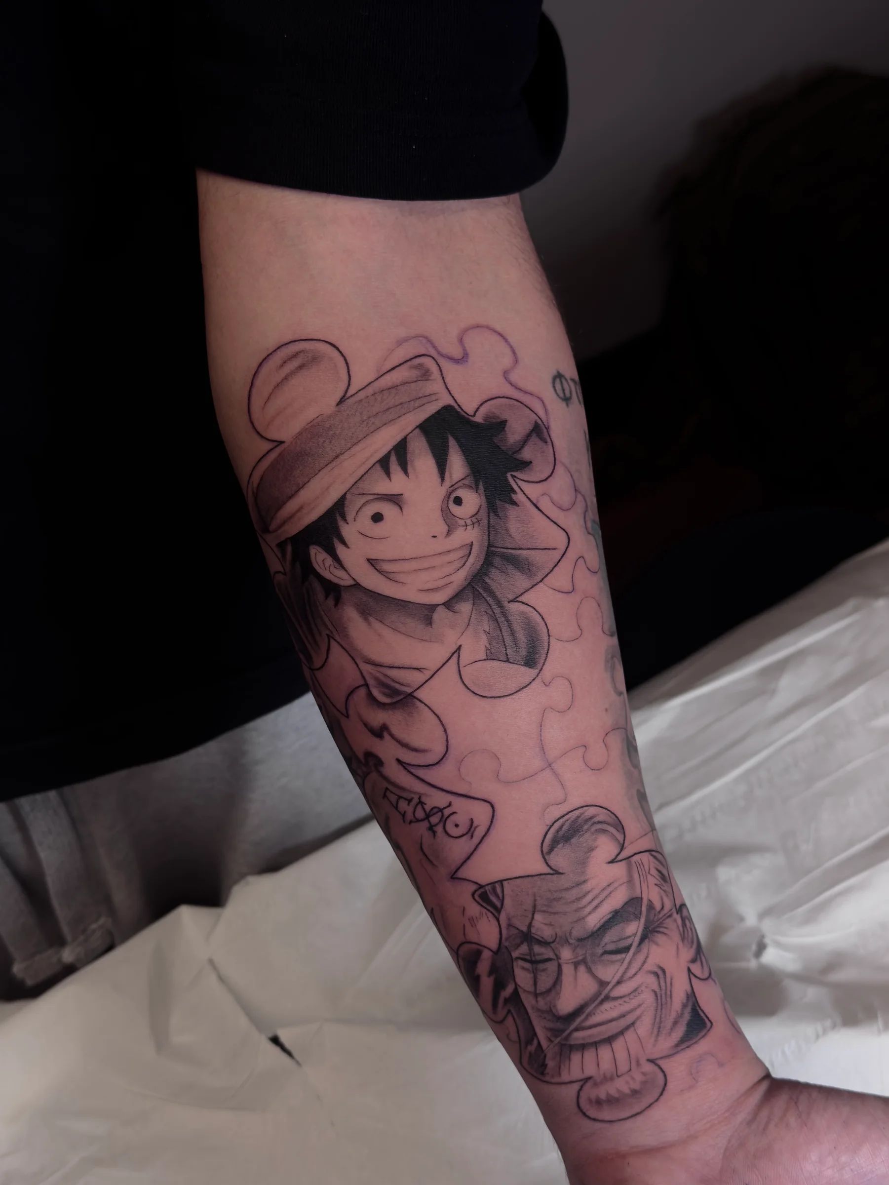 Luffy, de One Piece, en el antebrazo