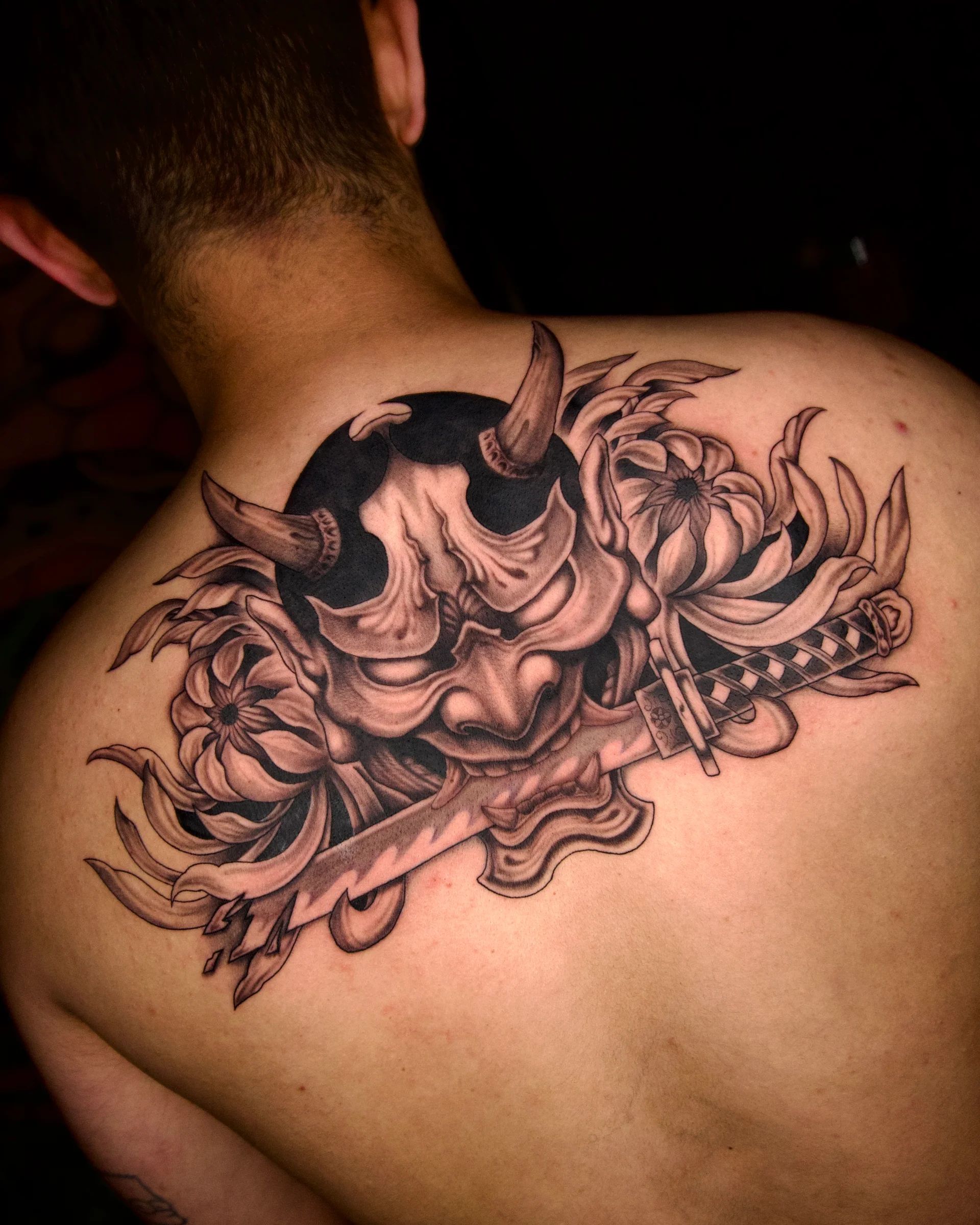 Máscara hannya con katana y crisantemos en la espalda