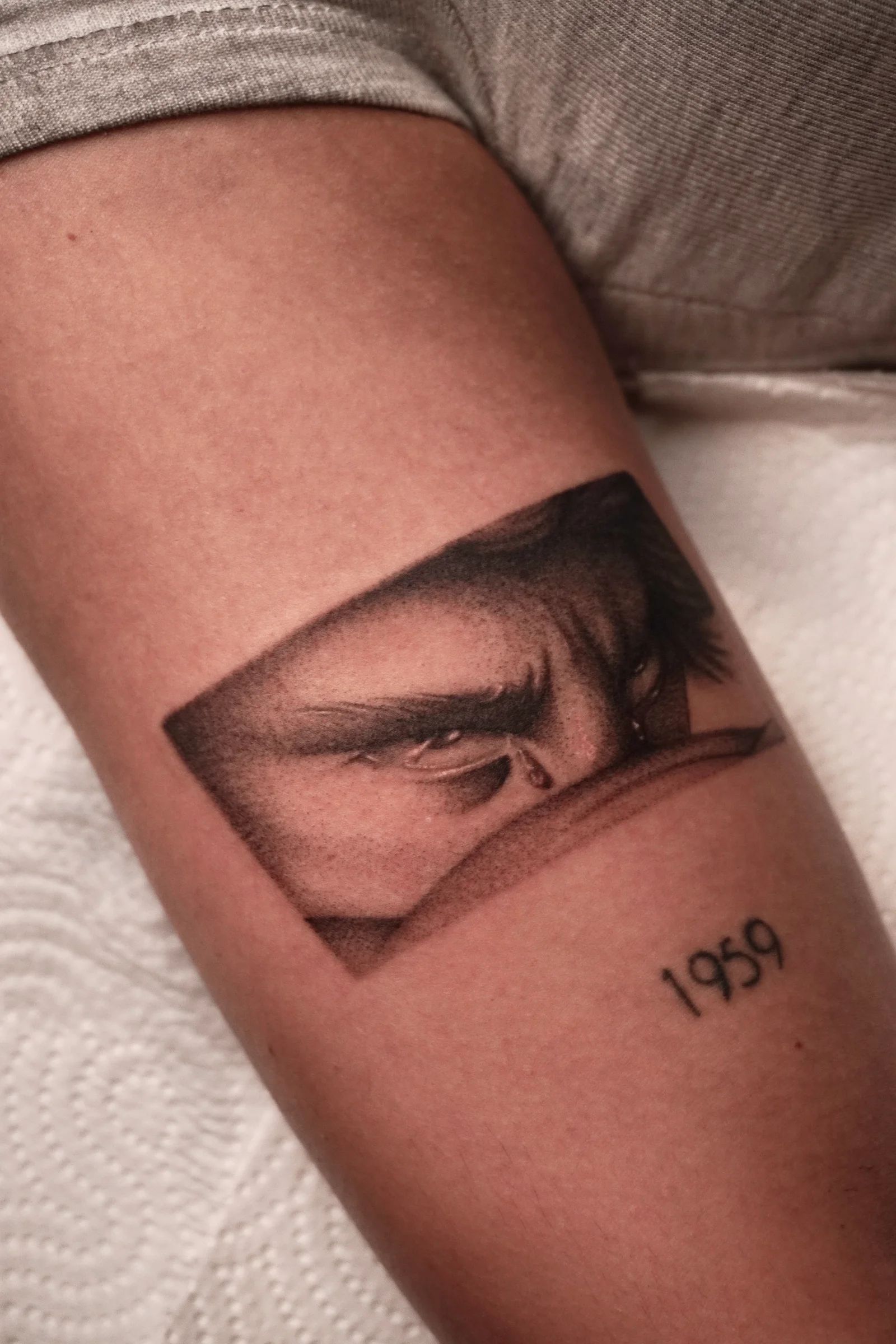 Una mirada en un recuadro con el año 1959, en el antebrazo