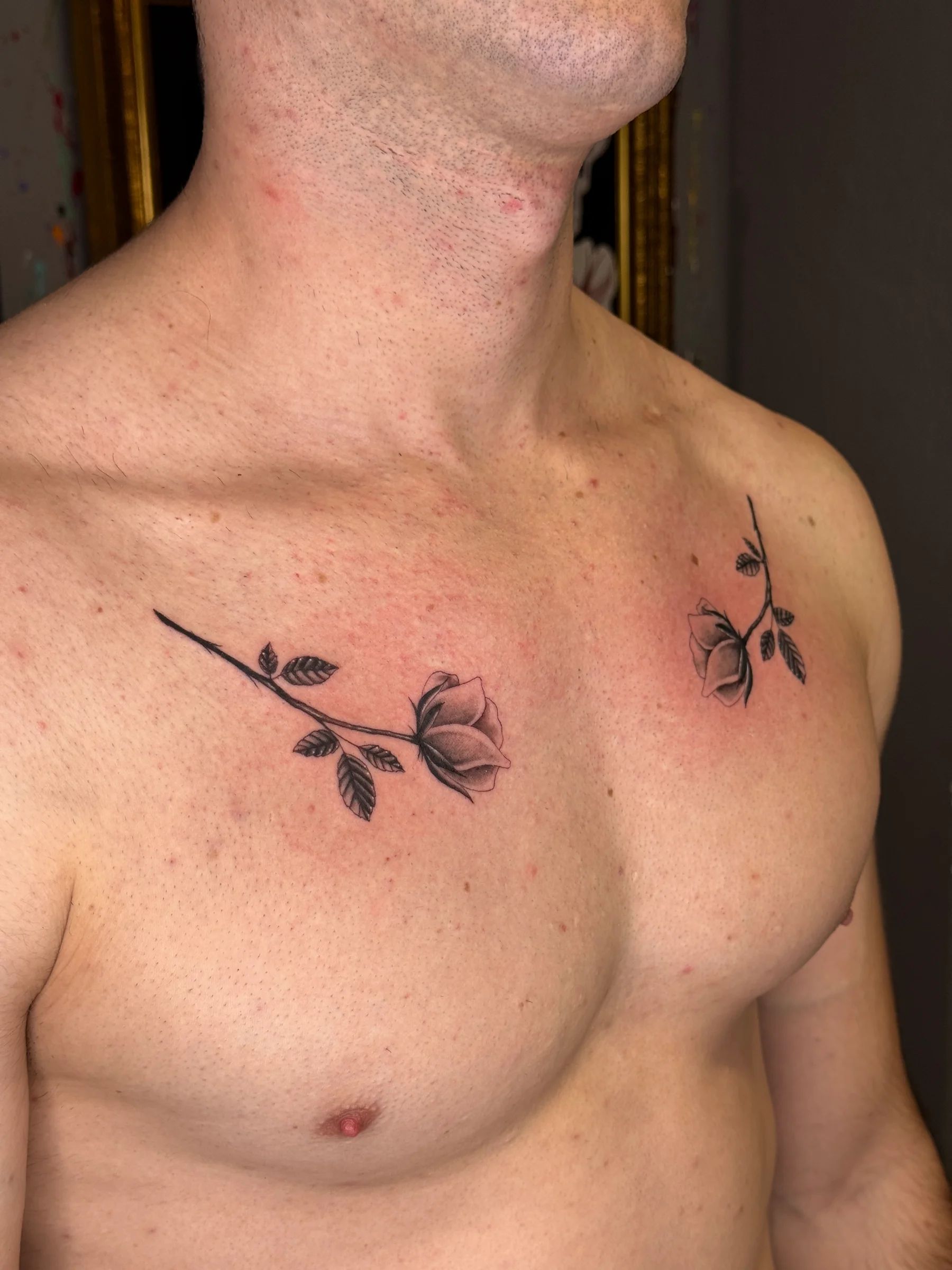 Dos rosas en el pecho