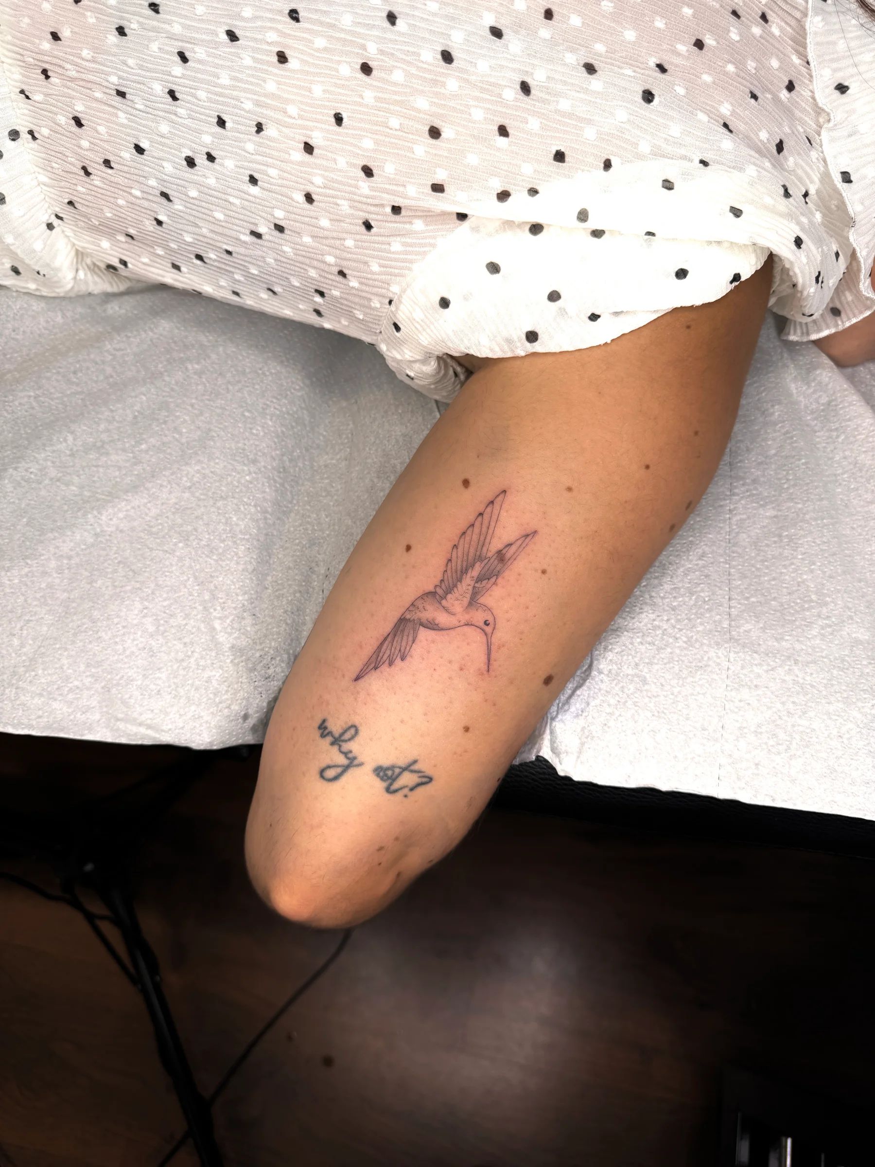Colibrí y una palabra en el brazo