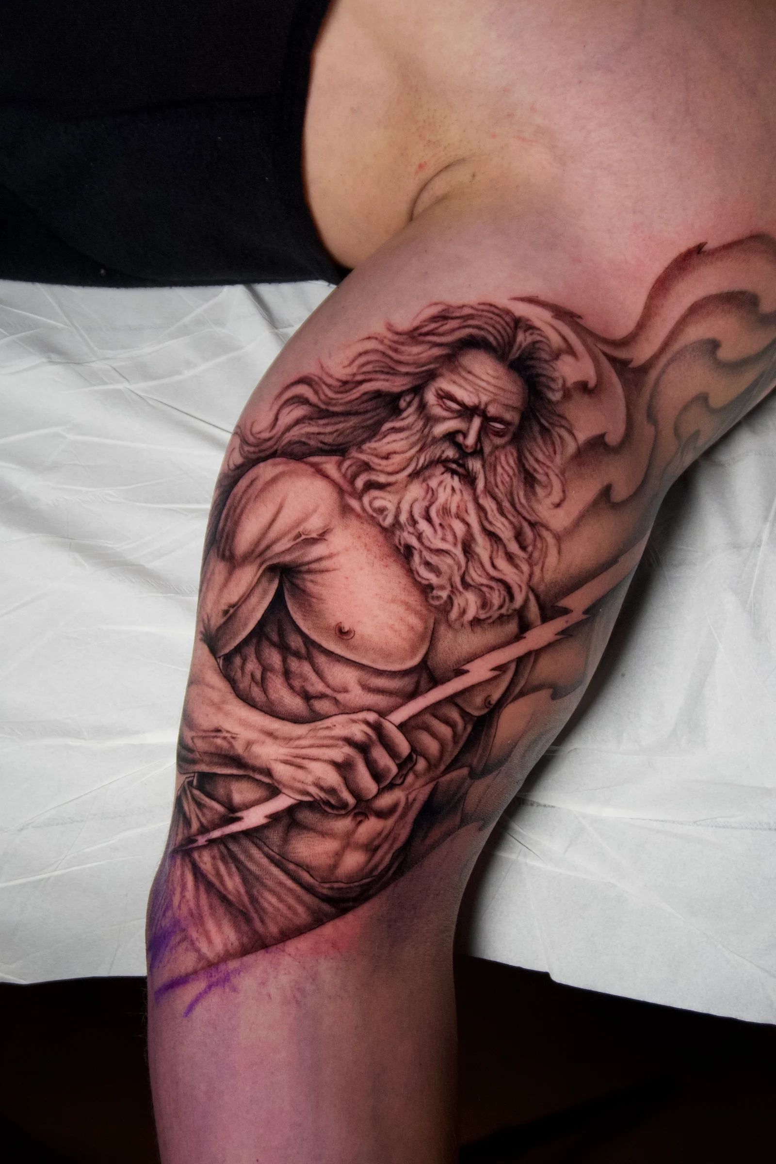Poseidón con su tridente en el brazo