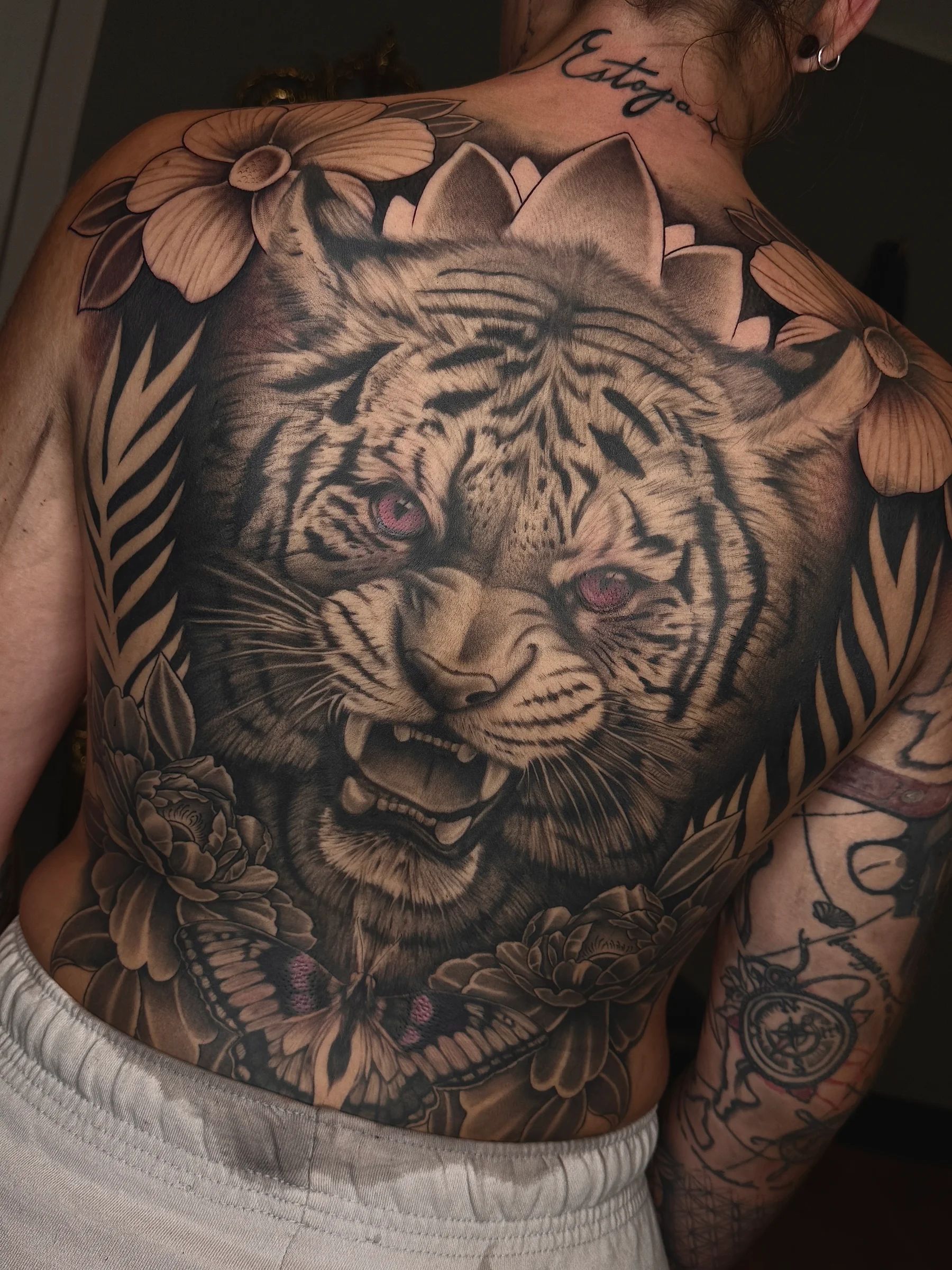 Tigre con flores en toda la espalda