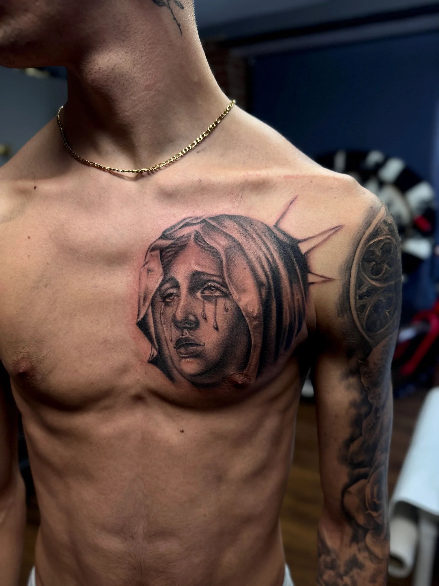 Virgen con lágrimas en el pecho