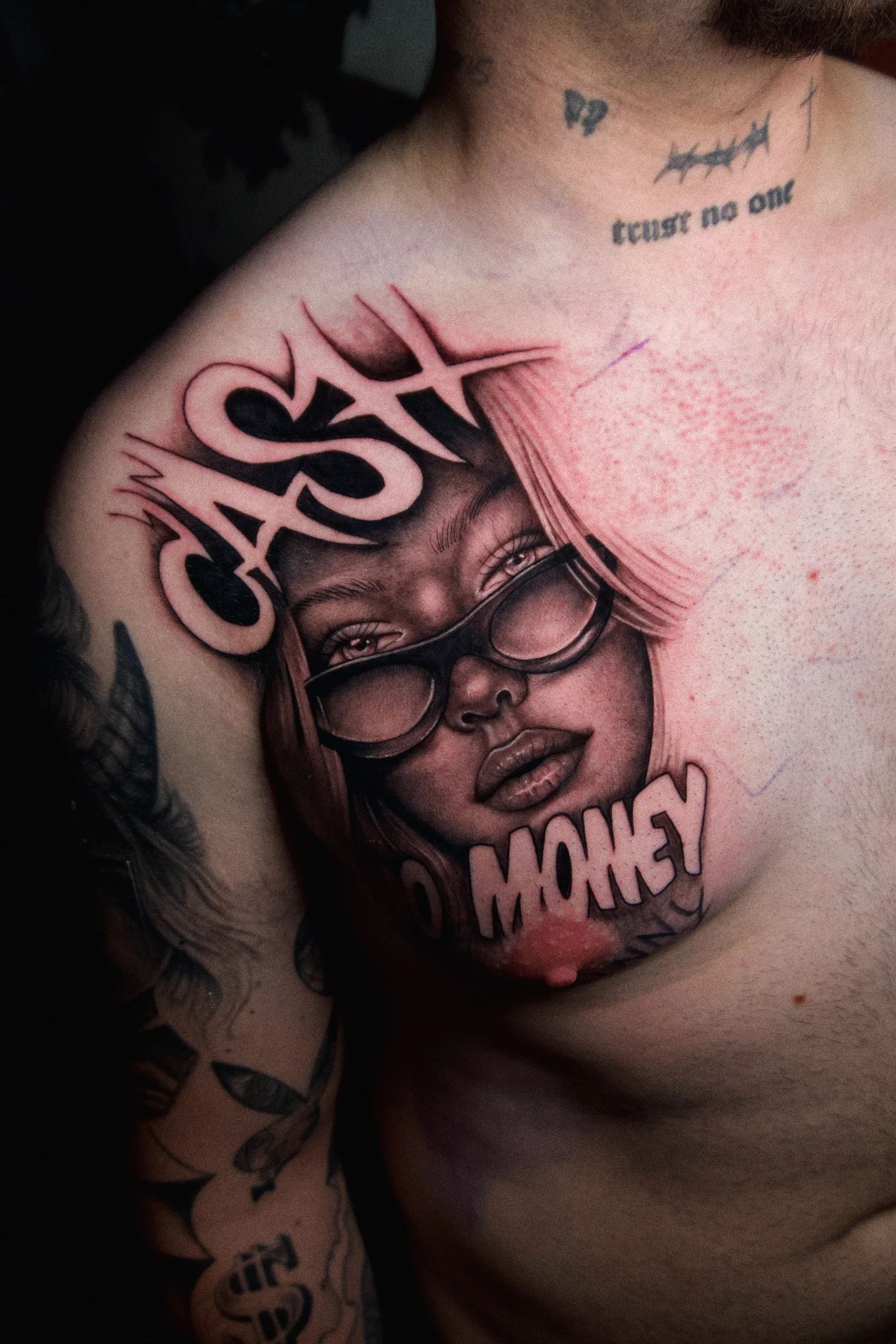 Mujer con gafas y las palabras «Cash» y «Money» en el pecho